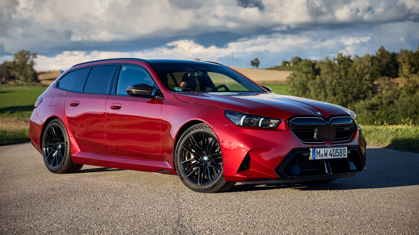 PRECOMMANDE - BMW M5 TOURING RED 2025 - GTSpirit - 1/18