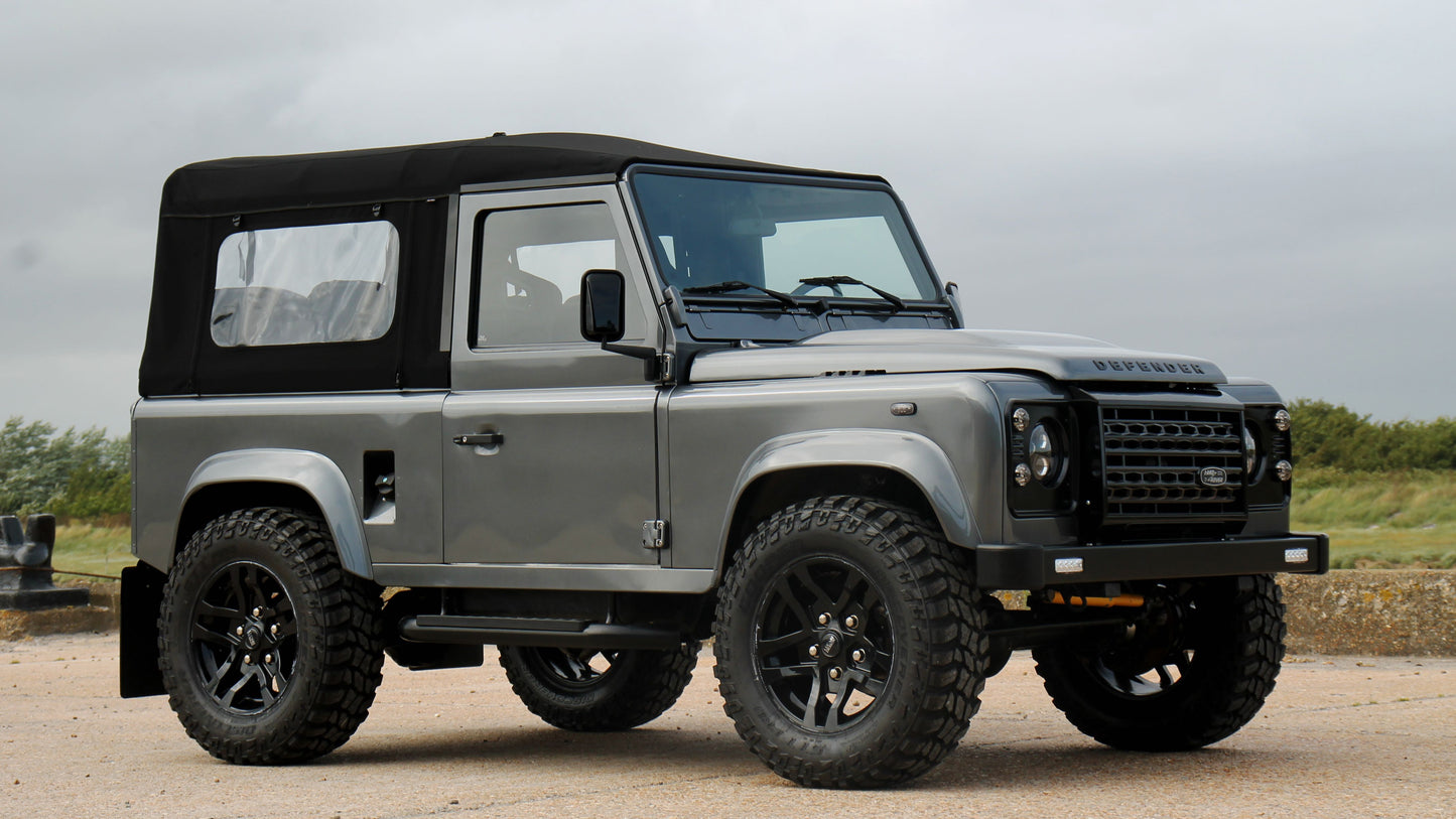 PRECOMMANDE - LAND ROVER DEFENDER 90 SHORT WITH REAR COVER MAT SILVER 2016 - Solido - 1/18