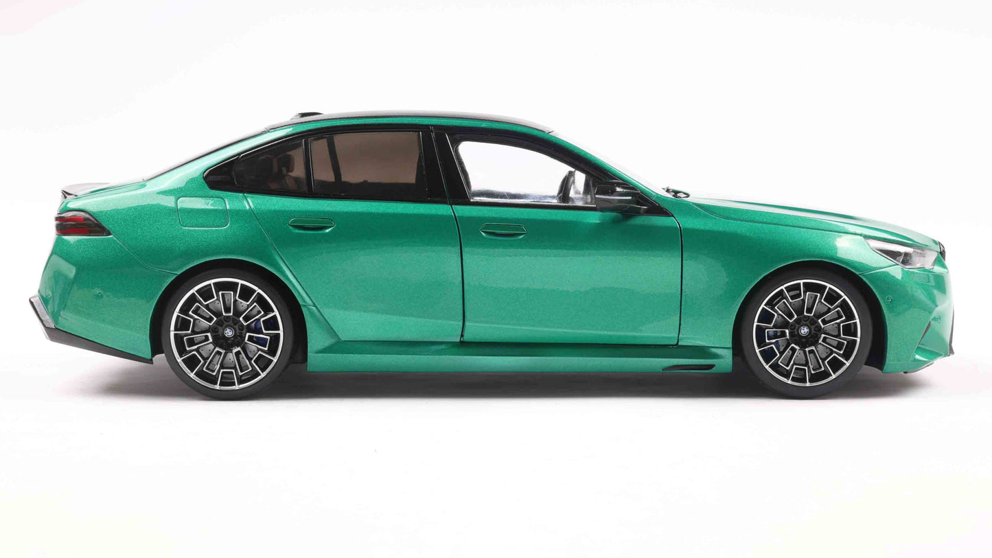 PRECOMMANDE - BMW M5 M ISLE OF MAN GREEN METALLIC 2025 - Solido - 1/18