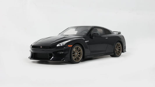 PRECOMMANDE - NISSAN GT-R TAKUMI EDITION PURPLE 2024 - GTSpirit - 1/18