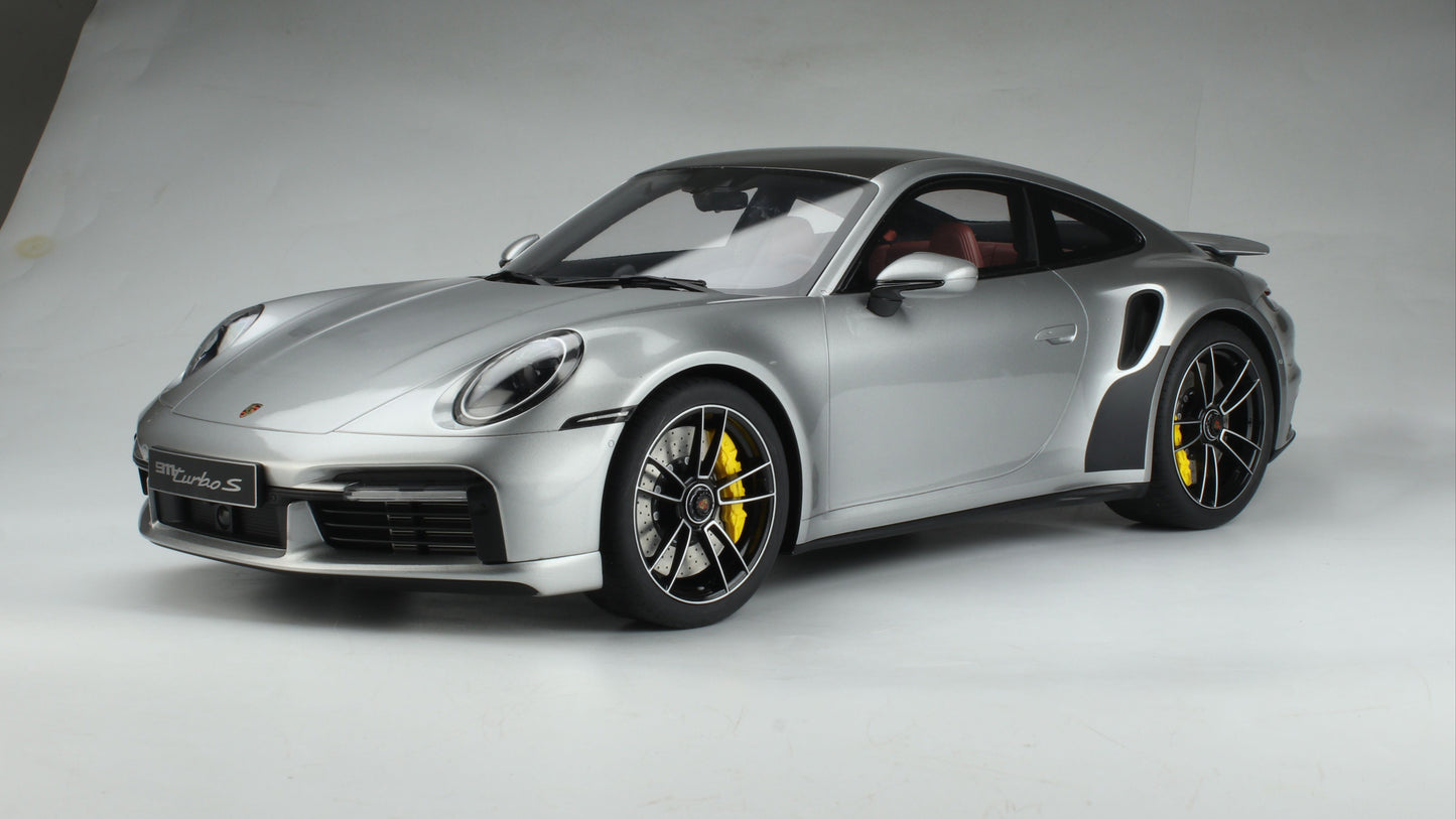 PRECOMMANDE - PORSCHE 911 [992.1] TURBO S SILVER 2020 - GT Spirit - 1/8