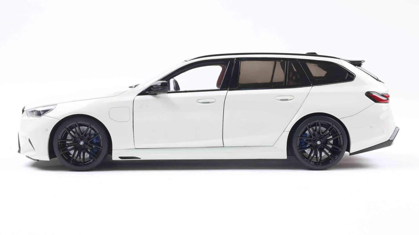 PRECOMMANDE - BMW M5 TOURING ALPINE WHITE 2025 - Solido - 1/18